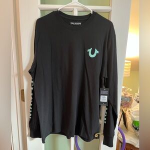 True religion men’s size medium long sleeve tshirt. NEW